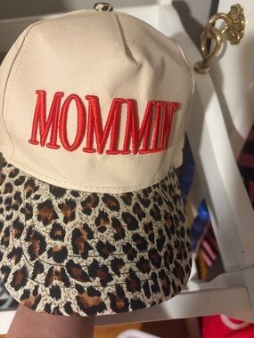 Beige 'MOMMIN' Leopard Baseball Cap